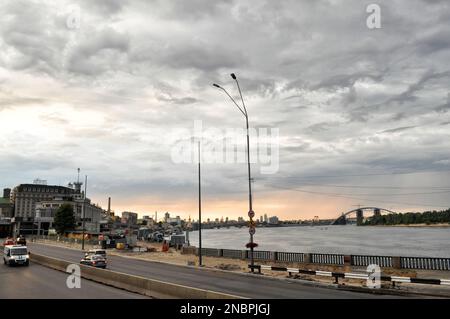 Kiev, Ucraina. Luglio 19. 2014. Panorama del terrapieno, dell'autostrada e del ponte pedonale di Dnieper. Tempo nuvoloso con cieli spettacolari. Foto Stock