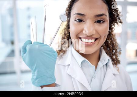 Dentista ritratto, assistenza sanitaria e mani con strumenti per il benessere dentale, denti sbiancanti e cura gengive. Odontoiatria, clinica medica e ortodontista con Foto Stock