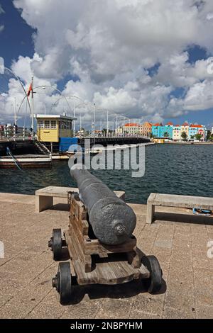 Vecchio canone vicino al ponte pontone della regina Emma, Willemstadt Foto Stock