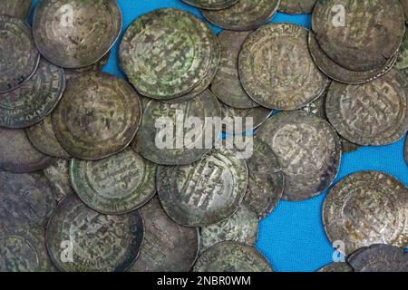 Tesoro di metal detector. Vecchie monete antiche. Denaro d'argento vintage. Moneta retro. Foto Stock