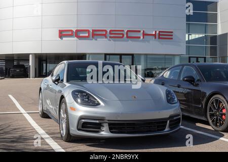 Cincinnati - circa Febbraio 2023: Porsche Panamera esporsi in concessionaria. Porsche offre la Panamera in Platinum, 4, Executive e Sport Turismo mo Foto Stock