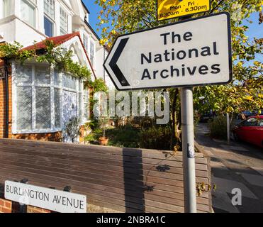 Kew, un quartiere vicino a Richmond, Londra, affeinato dei Royal Botanic Gardens, che mostra un cartello con l'Archivio Nazionale Foto Stock