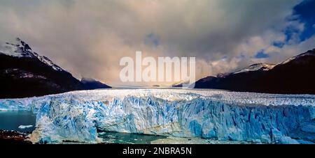 Vista panoramica sul ghiacciaio Perito Moreno in Patagonia, Argentina meridionale. Foto Stock