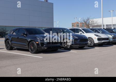 Cincinnati - circa Febbraio 2023: Porsche Sport Car e SUV concessionaria. Porsche è riconosciuta come un marchio di successo nelle corse di auto sportive. Foto Stock