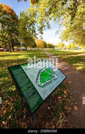 Kew, un quartiere vicino a Richmond, Londra, ha uno dei Royal Botanic Gardens; il cartello su Kew Green Foto Stock