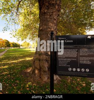 Kew, un quartiere vicino a Richmond, Londra, ha uno dei Royal Botanic Gardens; il cartello su Kew Green Foto Stock