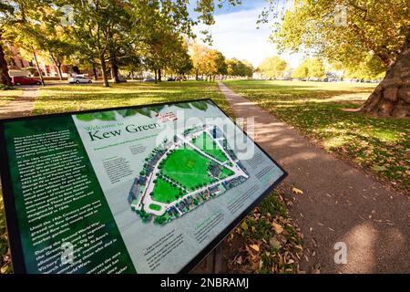 Kew, un quartiere vicino a Richmond, Londra, ha uno dei Royal Botanic Gardens; il cartello su Kew Green Foto Stock