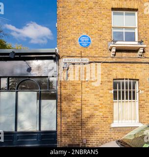 Kew, un quartiere vicino a Richmond, Londra, affeinato dei Giardini Botanici reali, che mostra la targa inglese Heritage Blue per Camille Pissarro, pittore Foto Stock