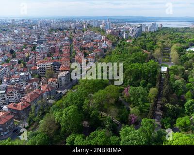 Veduta aerea della città di Burgas e del giardino marino di Burgas, Bulgaria. Foto Stock