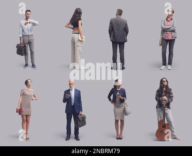 Persone di diversa età e sesso in piedi e in attesa, portait a lunghezza intera, isolato su sfondo grigio Foto Stock