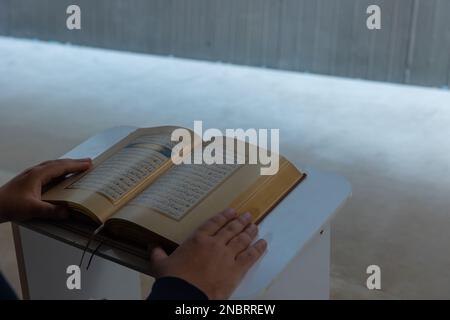 Il Santo Qura sul leggio e un uomo musulmano che legge il Santo Corano. Foto di sfondo Ramadan o islamica con spazio per la copia dei testi. Istanbul Turkiye - 11 Foto Stock