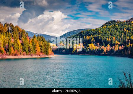 Sole mattina vista sul lago Auronzo. Pittoresco paesaggio autunnale alla periferia del villaggio di Santa Caterina. Fantastica scena all'aperto delle Alpi dolomitiche, Ita Foto Stock