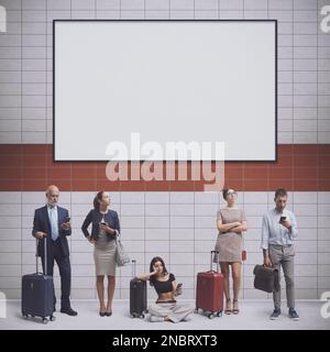Diverse persone in attesa della metropolitana alla stazione della metropolitana e segno commerciale in bianco con spazio copia Foto Stock