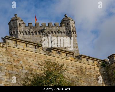 L'antico castello di Bentheim con una bandiera rossa che sventola in cima a una torre a Bad Bentheim, bassa Sassonia, Germania Foto Stock