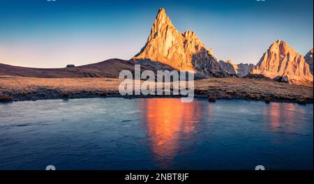 Lago ghiacciato ai piedi del monte Ra Gusela. Fantastica alba sulle Alpi dolomitiche. Colograul scena mattutina del Passo di Giau, Italia, Europa. Bellezza o Foto Stock