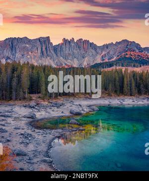 Lago di Karersee congelato, Provincia di Bolzano - Alto Adige. Mistica alba autunnale nelle Alpi dolomitiche. Maestosa scena all'aperto di Itale, Europa. Bellezza di Foto Stock