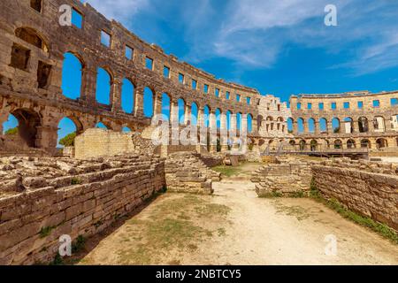 La vista interna dell'Anfiteatro o Colosseo di Pola è un anfiteatro romano ben conservato a Pola, in Croazia. Antica arena romana costruita Foto Stock