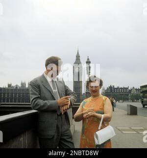 Londra 1972. Una coppia apparentemente turisti al Piccadilly Circus di Londra che cercano di trovare la loro strada. Sono in possesso di una mappa e un gentleman utile li indica nella giusta direzione. Il circo Piccadilly è noto per essere il luogo in cui sono stati installati i primi semafori il 3 agosto 1926. Una volta tutta la casa era coperta da cartelli pubblicitari e neon. Kristoffersson Ref dv7 Foto Stock