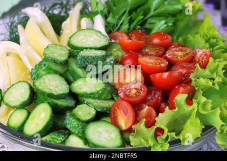 Verdure su sfondo di legno. Prodotti biologici e verdure fresche. Cetriolo, pomodoro, pepe e insalata sul tavolo. cibo Foto Stock