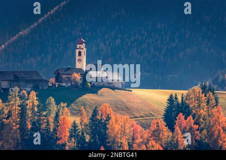 Splendida vista panoramica della chiesa cattolica di Dlijia da Curt, Mareo, Provincia di Bolzano - Alto Adige, Italia, Italia, Europa. Concetto di viaggio backgro Foto Stock