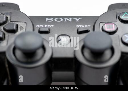 Londra. UK-02.12.2023. Primo piano di un controller di gioco PlayStation di Sony. Foto Stock