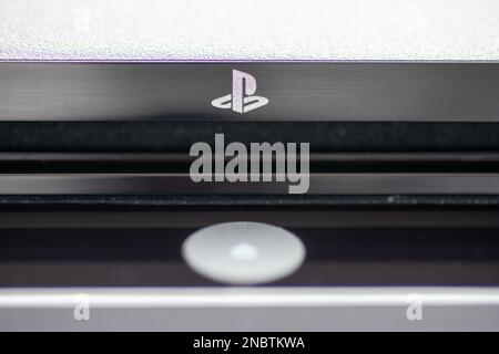 Londra. UK-02.12.2023. Il simbolo Sony PlayStation su una console di gioco. Foto Stock