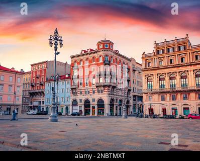 Splendida alba estiva a Trieste, Italia, Europa. Splendida vista mattutina su Piazza del Ponte rosso. Concetto di viaggio sfondo. Foto Stock