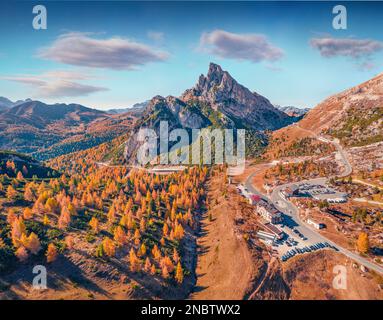 Fotografia aerea di paesaggi. Vista dalla cima del drone volante del passo Falzarego. Maestosa scena autunnale delle Alpi dolomitiche con la vetta del Sass de Stria sul backgrou Foto Stock