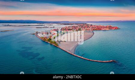 Splendido scenario estivo. Vista estiva mozzafiato dal drone volante della spiaggia pubblica del porto di grado, piccola cittadina situata tra Venezia e Trieste. Ma Foto Stock