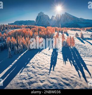 Fantastica vista dal drone volante del villaggio dell'Alpe di Siusi con la cima Plattkofel sullo sfondo. Splendida vista mattutina sulle Alpi dolomitiche. Pittoresco wint Foto Stock