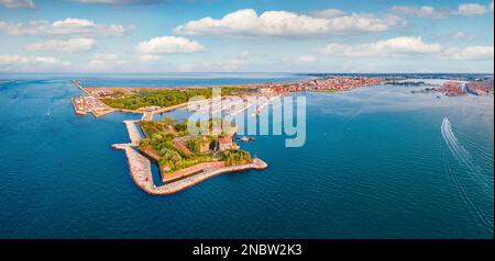 Fotografia aerea di paesaggi. Magnifica stagione estiva del mare Adriatico. Pittoresca vista mattutina dal drone volante della fortezza di San Felice, Italia, E. Foto Stock