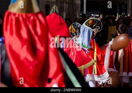 Xinzo de Limia, Spagna 02 13 2023 Pantalla la tradizionale maschera carnevale. Uno dei carnevali più popolari in Galizia, Entroido de Xinzo de Limia. Foto Stock