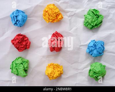 Palline di carta colorate e stropicciate. Concetto di idea. Primo piano. Foto Stock