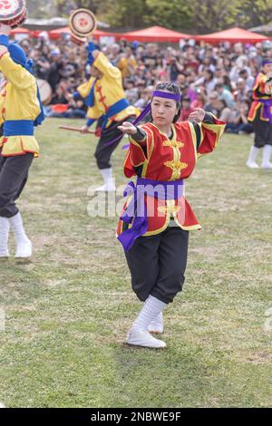 Buenos Aires, Argentina - 14th febbraio 2023: Giovane donna giapponese danzante. EISA (danza giapponese con batteria) a Varela Matsuri. Foto Stock