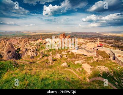 Fotografia aerea di paesaggi. Splendida vista mattutina della Cappadocia. Splendida scena estiva del Castello di Uchisar, Turchia, Asia. Concetto di viaggio sfondo Foto Stock