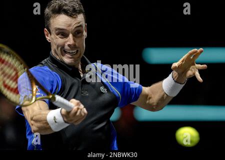 ROTTERDAM - Roberto Bautista Augt (ESP) in azione contro Hubert Hurkacz (POL) il secondo giorno del torneo ABN AMRO Open di tennis ad Ahoy. LEVIGATRICE AP KING Foto Stock