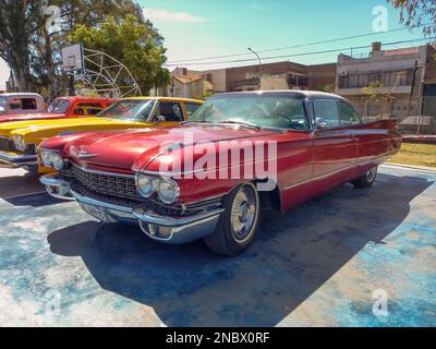 Vecchio rosso di lusso 1960 Cadillac coupe Deville in un parco. Giorno di sole. Spettacolo di auto classica AAA 2022. Foto Stock