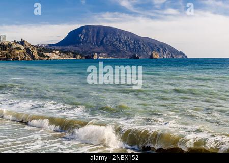 Gurzuf, Crimea - 7 2023 febbraio: Città di Gurzuf (Hurzuf) e Ayu-Dag (Medved - gora) in Crimea Foto Stock