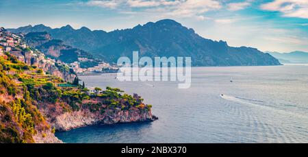 Paesaggio aereo estivo della città di Conca dei Marini, provincia di Salerno, nella regione Campania dell'Italia sud-occidentale, Europa. Meraviglioso Mediterraneo s Foto Stock