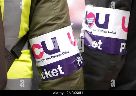 Università di Cardiff, Galles. Febbraio 14th 2023. Gli accademici e il personale dei servizi professionali senior tengono un raduno di sciopero a sostegno di una retribuzione equa al di fuori dell'Università di Cardiff, Galles. Credit Penallta Fotographics / Alamy Live Foto Stock