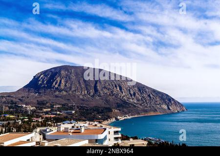 Gurzuf, Crimea - 7 2023 febbraio: Città di Gurzuf (Hurzuf) e Ayu-Dag (Medved gora) in Crimea Foto Stock