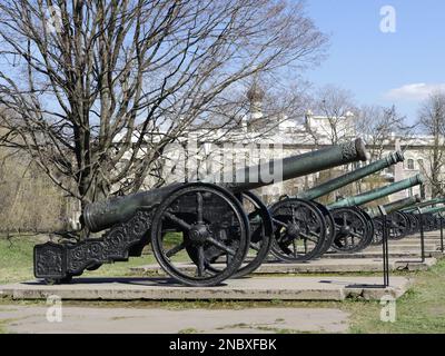 antichi cannoni di bronzo allineati contro le mura del palazzo Foto Stock