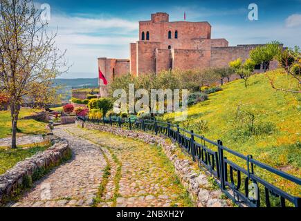 Spettacolare vista primaverile del Castello di Kruja. Emozionante paesaggio mattutino di Albania, Europa. Concetto di viaggio sfondo. Foto Stock