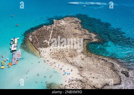 Isola di Nissi vicino alla spiaggia di Nissi in Ajia Napa resort nella campagna isola di Cipro Foto Stock