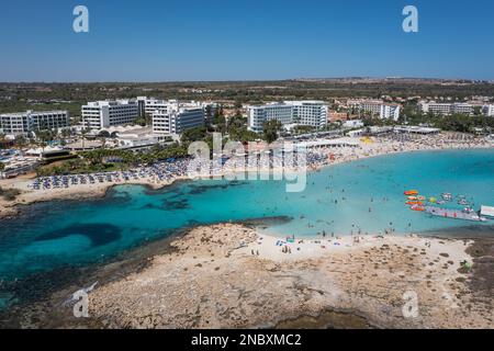 Isola di Nissi vicino alla spiaggia di Nissi in Ajia Napa resort nella campagna isola di Cipro Foto Stock