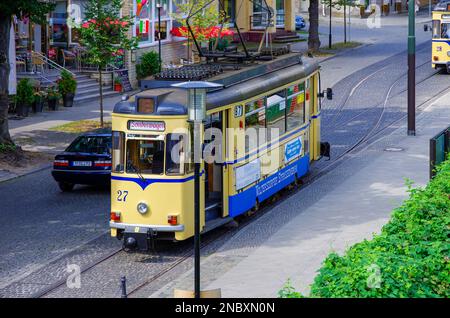 Treno del tram Woltersdorf al livello della fermata Woltersdorfer Schleuse, Woltersdorf vicino a Berlino, Germania. Foto Stock