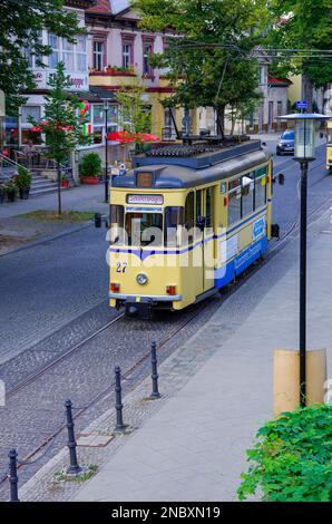 Treno del tram Woltersdorf al livello della fermata Woltersdorfer Schleuse, Woltersdorf vicino a Berlino, Germania. Foto Stock