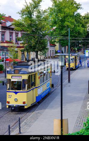 Treno del tram Woltersdorf al livello della fermata Woltersdorfer Schleuse, Woltersdorf vicino a Berlino, Germania. Foto Stock