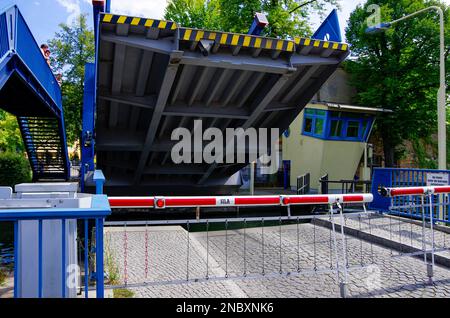 Apertura o chiusura del ponte di base presso la serratura di Woltersdorf, Woltersdorf vicino a Berlino, Brandeburgo, Germania, Europa. Foto Stock