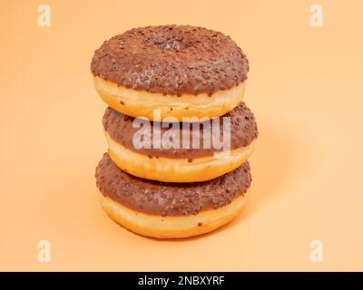 Ciambella al cioccolato con gocce di cioccolato su sfondo arancione. primo piano. Foto Stock